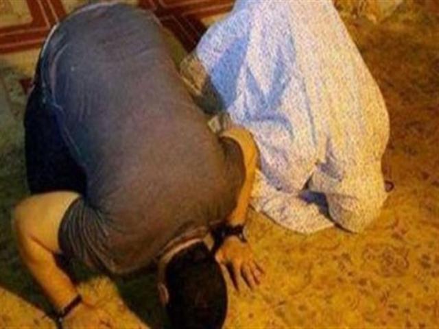 فيديو.. أين تقف الزوجة عندما يؤمها زوجها في الصلاة؟