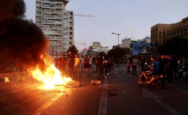 محتجون لبنانيون يغلقون طرقاً رئيسية في بيروت احتجاجاً على سوء الأوضاع المعيشية