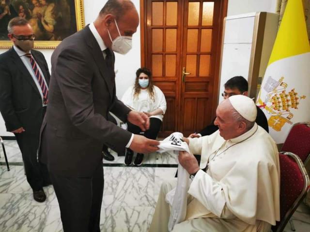 إهداء قميص المنتخب العراقي إلى بابا الفاتيكان