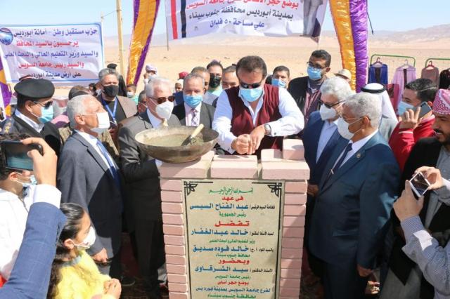 بالصور .. وزير التعليم العالي يضع حجر الأساس لفرع جامعة السويس في جنوب سيناء