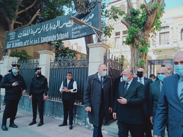 بالصور .. شاهد محافظ القاهرة يتفقد امتحانات الشهادة الإعدادية صباح اليوم