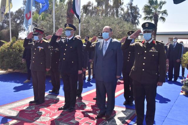 محافظ أسيوط يشارك قائد المنطقة الجنوبية العسكرية وضع إكليل من الزهورعلى النصب التذكاري