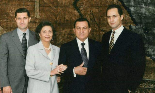 مبارك وعائلته 