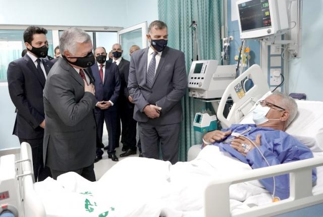 ملك الأردن يتفقد مستشفى السلط بعد حادث انقطاع الأكسجين
