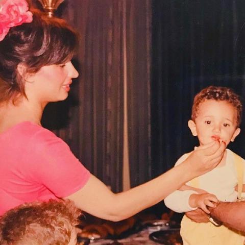 كريم محمود عبد العزيز يحتفل بعيد الأم مع والدته بصورة نادرة في طفولته