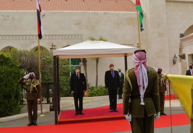 رئيس الوزراء الأردنى يستقبل نظيره المصرى للمشاركة فى اجتماع اللجنة المشتركة بين البلدين