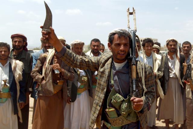 الحوثيون يسنهدفون مطار أبها ويسقطون مسيرة أمريكية
