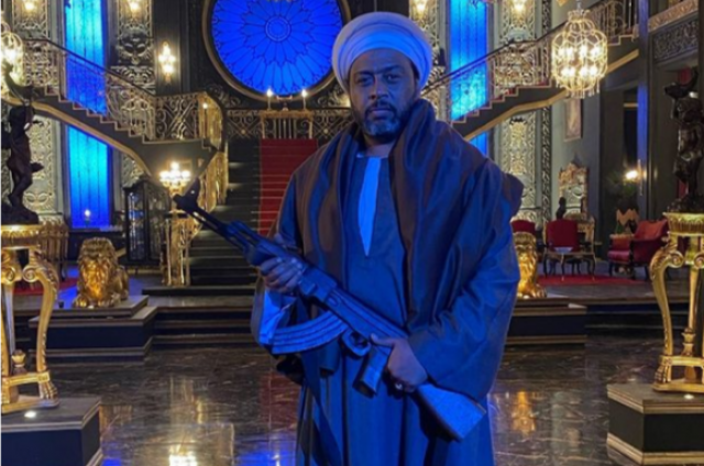 محمد جمعة يثير جدل على السوشيال ميديا بعد ظهوره بالسلاح الآلي