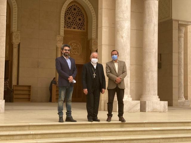 المطران جورج شيحان خلال زيارته مسجد الفتاح العليم