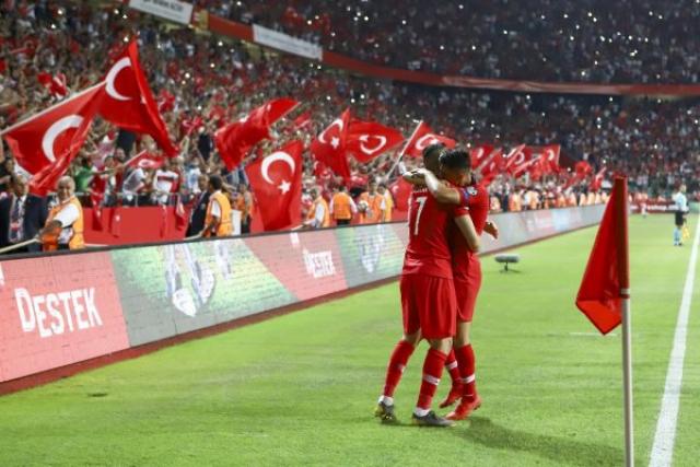 تركيا تحقق مفاجأة من العيار الثقيل بالفوز على هولندا برباعية