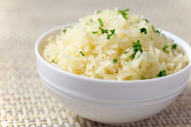 أسهل طريقة لعمل الأرز المفلفل في المنزل.. إليكي الخلطة السحرية