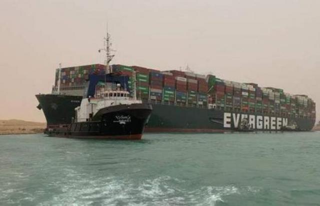 هيئة قناة السويس: ربان إيفرجيفن أخفى وجود 11 مادة خطرة في بطن السفينة