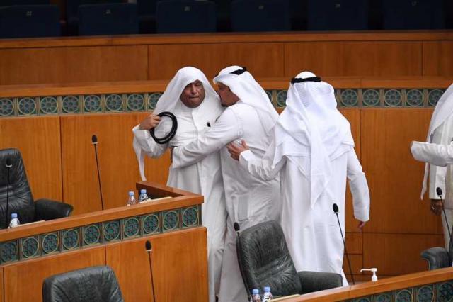 بالصور..اشتباك بالأيدي داخل مجلس الأمة الكويتي
