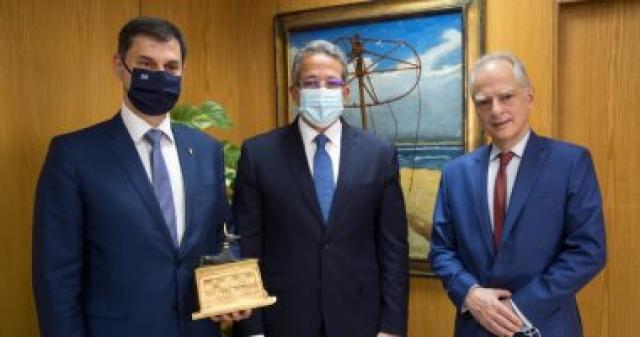 وزير السياحة يلتقى نظيره اليونانى خلال زيارته لمصر لحضور موكب المومياوات