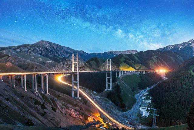 يمزج بين عظمة البناء وسحر الطبيعة.. كل ما تريد معرفته الجسر المعلق فى الصين «شينجيانج»