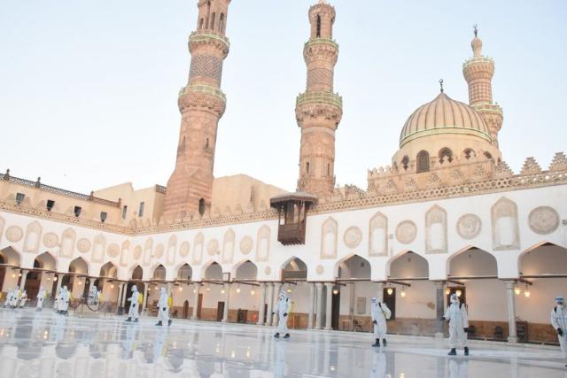 القوات المسلحة تقوم بأعمال التطهير والتعقيم لعدد من المساجد الكبرى خلال شهر رمضان المعظم 