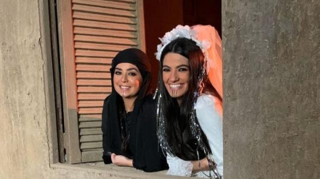 هبة مجدي مع تارا عماد في كواليس تصوير مسلسل ”موسى”