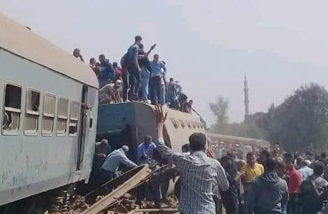 وزارة النقل تكشف أسرار الوصلات الخشبية المتناثرة في موقع حادث قطار طوخ