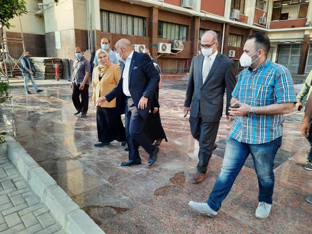 بالصور .. نائبا رئيس جامعة عين شمس في جولة تفقدية بكلية الآداب