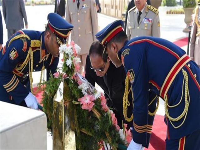 السيسى يضع إكليل الزهور على قبر الجندى المجهول بمناسبة عيد تحرير سيناء