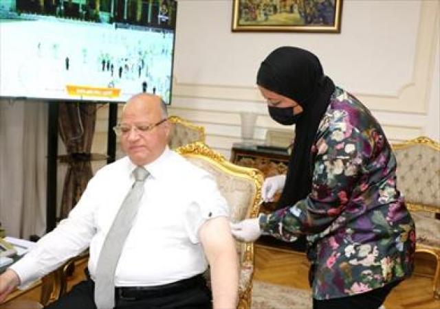 محافظ القاهرة يتلقى لقاح فيروس كورونا