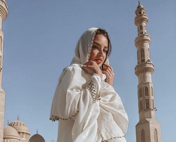 بركاتك يا نجمة.. جوهرة بالحجاب وعباءة بيضاء فى أحد المساجد