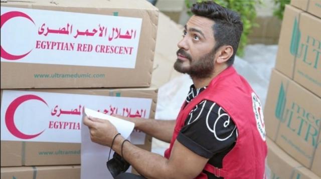 بالصور.. تامر حسني يدعم الشعب الفلسطيني ويتطوع في الهلال الأحمر