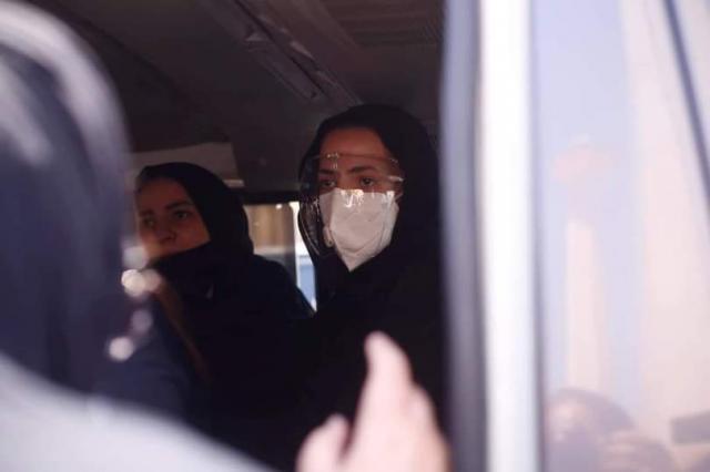 شاهد.. إيمي ودنيا سمير غانم تدخلان في نوبة بكاء شديدة أثناء تشيع جثمان والدهما