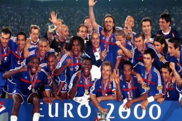 ذكريات اليورو.. فرنسا تواصل السطوع وتضيف اللقب الأوروبي لكأس العالم