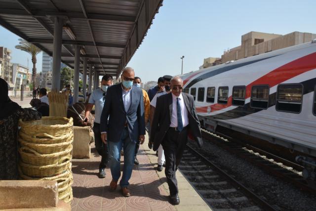 محافظ القليوبية يتابع حركة القطارات بعد خروج القطار الروسى عن القضبان