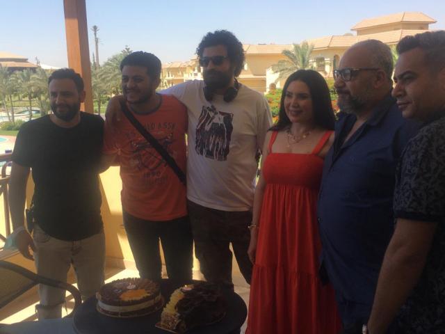 بالصور.. فريق عمل ”عودة الأب الضال” يحتفل بعيد ميلاد بيومي فؤاد