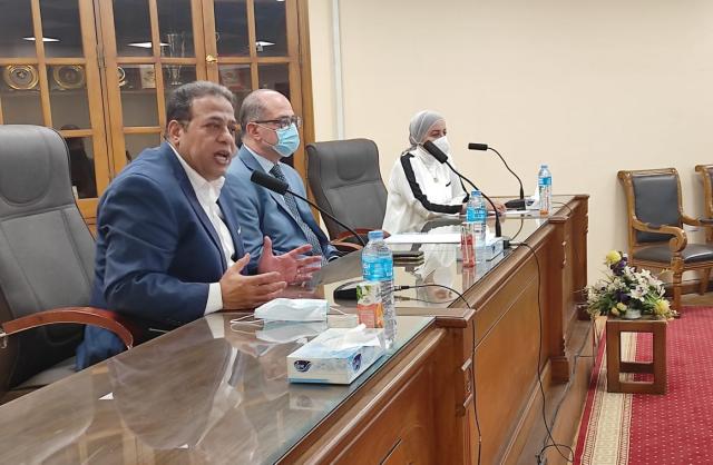 نائب رئيس جامعة عين شمس يجتمع بالهيئة المعاونة بكلية الآداب 