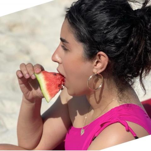 أيتن عامر تستمتع بتناول البطيخ فى إجازتها الصيفية