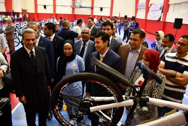 وزير الرياضة يُسلم 265 دراجة كهربائية للشباب ضمن مبادرة ”دراجتك صحتك”