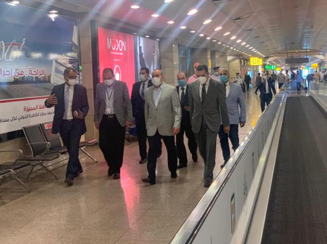 وزير الطيران يتابع سير العمل بمطار القاهرة