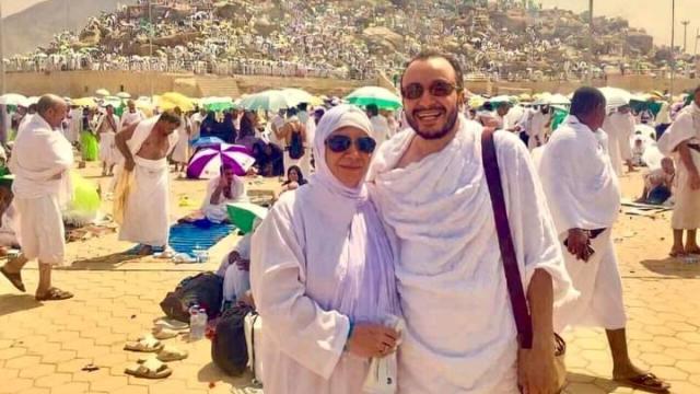 على جبل عرفات.. حسام داغر يستعيد ذكريات مناسك الحج مع والدته