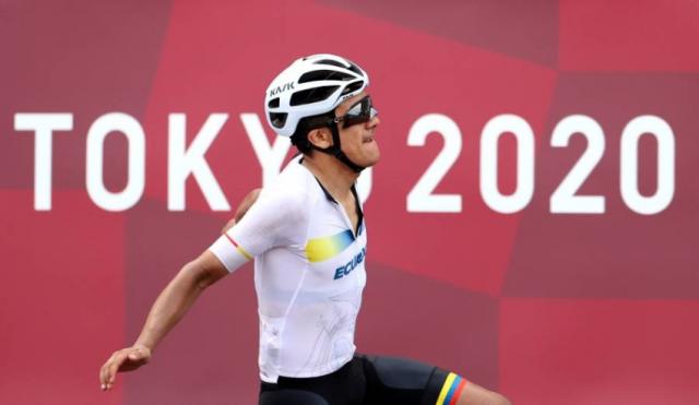 الإكوادوري كاراباز يتوج بذهبية سباق الدراجات على الطرق في أولمبياد طوكيو