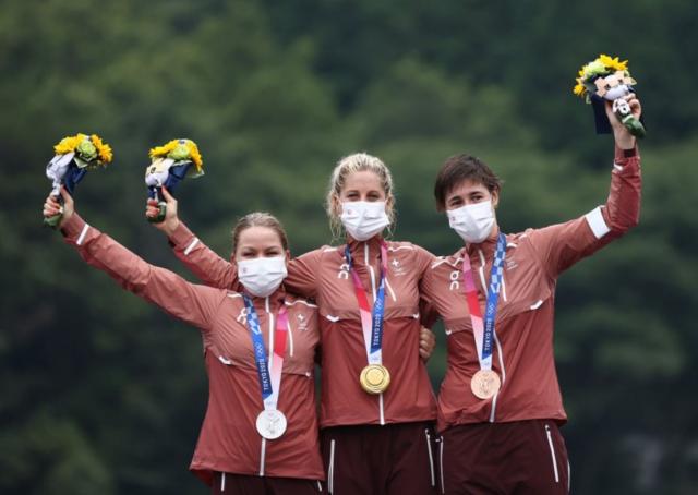 سويسرا تهيمن على ميداليات سباق الدراجات الجبلية لاختراق الضاحية للسيدات في أولمبياد طوكيو