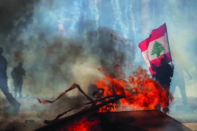 بيروت تحترق.. محتجون يضرمون النار في البرلمان اللبناني