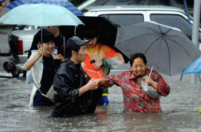 مصرع وفقدان 25 صينيا جراء الأمطار الغزيرة فى الصين
