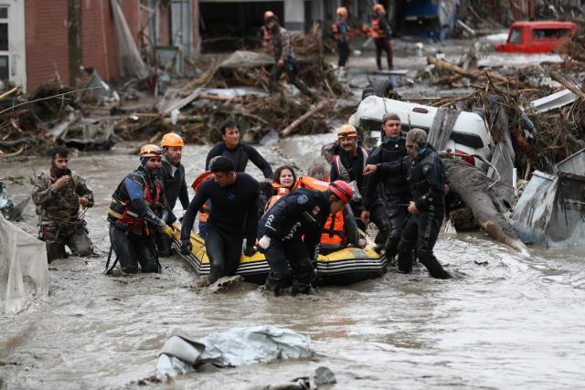 ارتفاع عدد ضحايا السيول في تركيا إلى 58 شخصاً