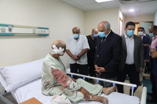 محافظ الجيزة يزور المصابين بمستشفى الهرم
