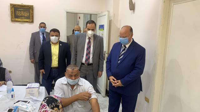 محافظ القاهرة يتفقد  تلقى العاملين بحى مصر الجديدة للقاح فيروس كورونا
