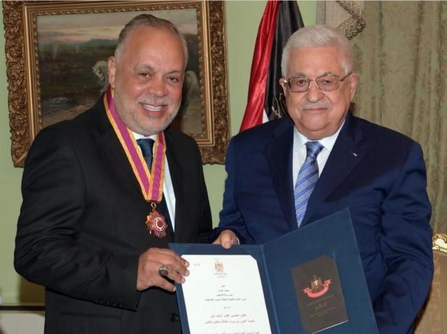 روجينا: أبو مازن يقلّد أشرف زكي أعلى وسام ثقافي في فلسطين