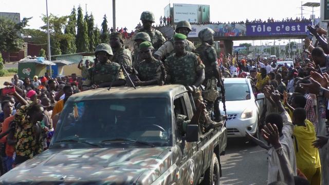 بعد الإطاحة بالرئيس ..قادة الإنقلاب في غينيا يهددون الوزراء