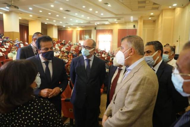 عبد الغفار والمتيني يتفقدان مراكز تطعيم لقاح كورونا بجامعة عين شمس