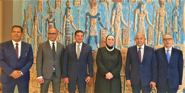 وزيرة التجارة والصناعة تستعرض الاستعدادات النهائية للمشاركة المصرية باكسبو  2020 بدبى