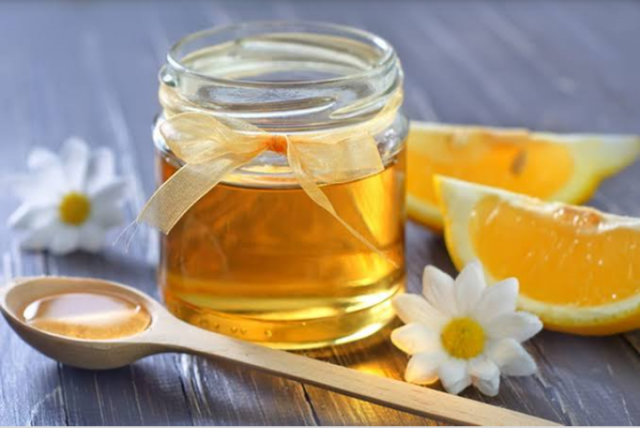 ماذا يحدث للجسم عند تناول العسل مع الليمون قبل الفطار؟