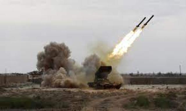 الحوثيون يقصفون معسكراً يمنياً بالصواريخ الباليستية