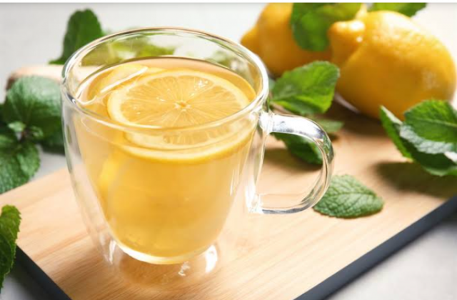 ماذا يحدث للجسم عند تناول شرب الليمون يومياً؟